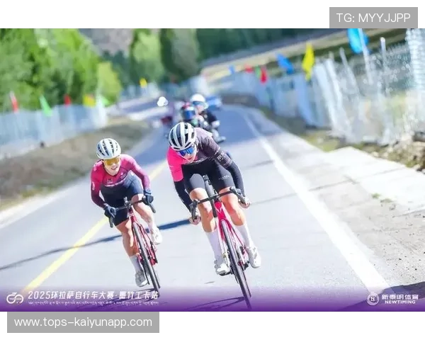 自行车队在冲刺训练中保持高强度输出